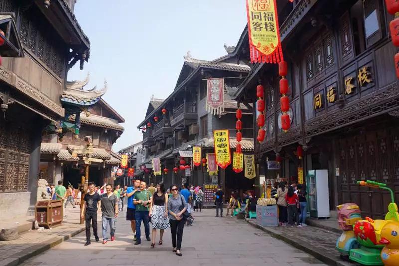 南京挂满日系元素图案后续：商场后台很硬，演员唐嫣受牵连